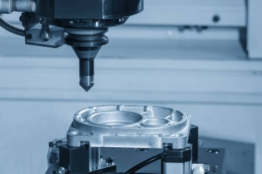 CNC değirmen makinesi Chamfer açık mavi sahnede şamandıra aracıyla alüminyum kısmını kesiyor. Kalıplar, sert top değirmeni ile makine merkeziyle kesme işlemi yapıyor.