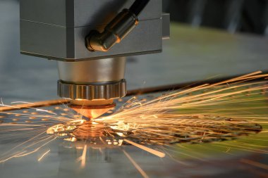 Fiber lazer kesme makinesi parlak ışıkla metal plakayı kesti. Lazer kesme makinesinin yüksek teknoloji metal üretim süreci.. 