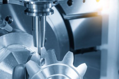 5 eksenli CNC değirmen makinesi açık mavi sahnede otomotiv kısmını sert top değirmeni ile kesiyor. CNC Torna 'nın yüksek teknoloji otomotiv parçası üretim süreci.