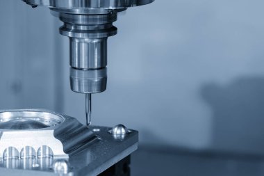 CNC değirmen makinesi, küf parçalarını sert top değirmeni aletleriyle kesiyor. Kalıplar, sert top değirmeni ile makine merkeziyle kesme işlemi yapıyor.