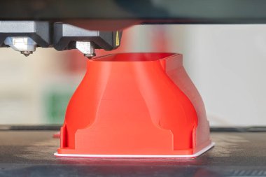 Hızlı prototip yöntemiyle yüksek teknoloji üretim süreci. Sahneyi kapat 3D yazıcı makinesinin katkı maddesi imalatı. 