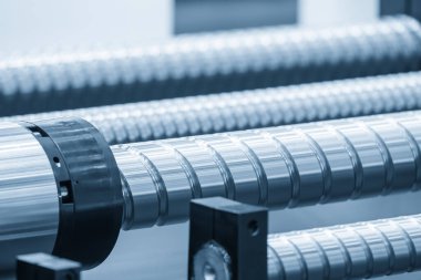 Yakın çekim sahnesinde açık mavi sahnede yedek parça kurşun top vidası var. Yüksek duyarlı CNC makine parçası üretim konsepti.