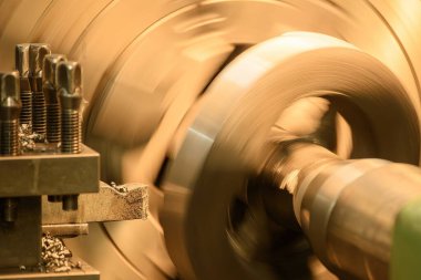 Torna makinesi dökme demir parçaları kesiyor. Makineyi döndürerek metal çalışma süreci.