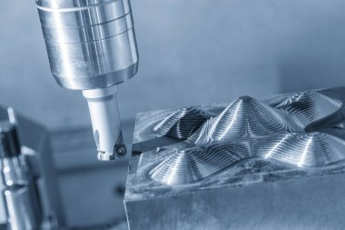 CNC değirmen makinesi, açık mavi sahnedeki indekslenebilir araçlarla enjeksiyon küf parçalarını kaba bir şekilde kesiyor. Kalıplar ve ölüm üretim süreci, son değirmen araçları ile makine merkezi tarafından.