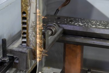 Zar, CNC programı tarafından kablo kesme makinesiyle kesme işlemi uyguluyor. Kalıp yerleştirme parçalarını kesen kablo EDM makinesi yakın çekim sahnesinde. 