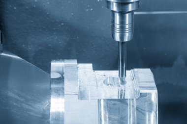 5 eksenli CNC değirmen makinesi alüminyum kısmı top burun değirmeni ile kesiyor. Çok eksenli makine merkezi tarafından yüksek teknolojili otomotiv parçası üretim süreci.