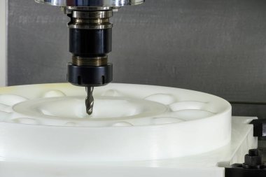 CNC değirmen makinesi naylon parçaları sert top burun değirmeni aletleriyle kesiyor. Alaşımlı tekerlek prototip parçaları makine merkezini kesiyor.