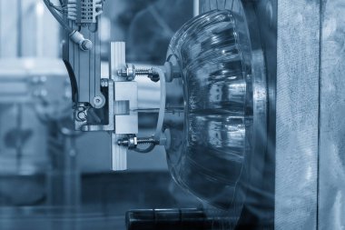 Enjeksiyon makinesinden vakum robotik sistem tarafından tutulan plastik enjeksiyon parçaları. Plastik enjeksiyon küf makinesinden otomatik sistem tarafından yapılan yiyecek kutusu üretim süreci.