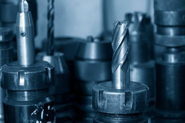 Kullanılmış düz veya kare şeklindeki değirmen araçlarının yakın çekim sahnesi. Makine merkezi için kesme aracı.