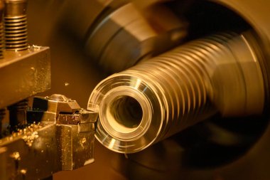 Torna makinesi metal şaft parçalarını sıvı soğutucu metoduyla kesiyor. Makineyi döndürerek metal işleme süreci.