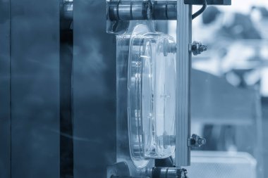 Plastik enjeksiyon küf makinesiyle gıda kutusu üretim süreci. Enjeksiyon makinesinden robotik kol ile materyal işleme süreci. 