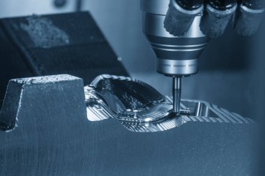 CNC değirmen makinesi, küf parçalarını sert top değirmeni aletleriyle kesiyor. Kalıplar, sert top değirmeni ile makine merkeziyle kesme işlemi yapıyor.
