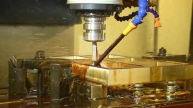 CNC değirmen makinesi, küf parçalarını indekslenebilir araçlarla yağ soğutma metoduyla kaba bir şekilde kesiyor. CNC makine merkezi tarafından üretilen kalıp ve ölüm süreci.