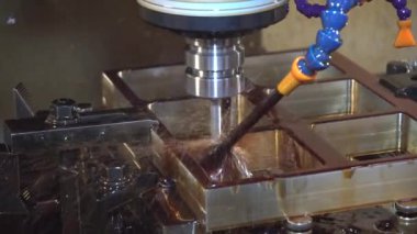 CNC değirmen makinesi, küf parçalarını yağ soğutma metoduyla kesiyor. CNC makine merkezi tarafından üretilen kalıp ve ölüm süreci.