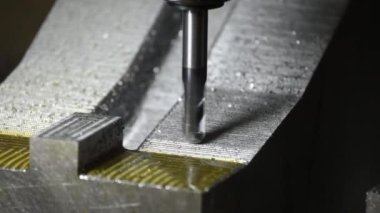 CNC Değirmen Makinesi basını kesme kısmı sert top burun değirmeni aletleriyle dolu. Kalıplar, sert top burun değirmeni ile makine merkezinden kesme işlemi yapıyor..