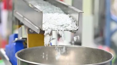 Titreşim taşıyıcısının yavaş çekim sahnesi geri dönüşüm plastiklerini teslim ediyor. Plastik geri dönüşüm süreci. 