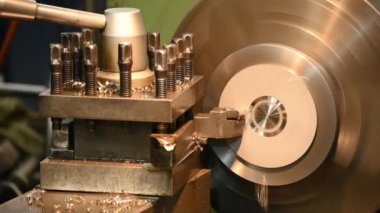 Kapanış sahnesi torna makinesi metal parçaları kaba kesmiş. Makineyi döndürerek metal işleme süreci.