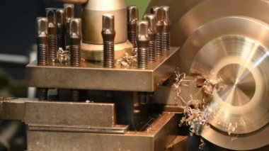 Torna makinesinin torna tezgahını sahnelemesi metal parçaları torna tezgahlarıyla kesmesi. Makineyi döndürerek metal işleme süreci.