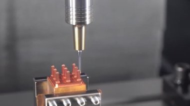 CNC değirmen makinesi bakır elektrot parçalarını top burun değirmeni ile kesiyor. CNC makine merkezi tarafından üretilen kalıp ve ölüm süreci.