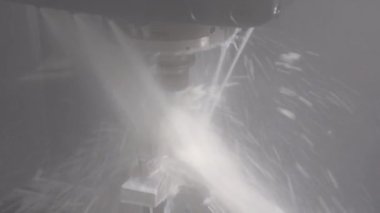 5 eksenli CNC değirmen makinesinin otomotiv kısmını sıvı soğutucu metoduyla kestiği sahneyi büyüt. Yüksek teknolojili otomotiv parçaları üretim süreci çok eksenli makine merkezi tarafından.