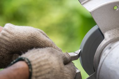 Dönüştürme aracı elle işleme göre yeniden öğütme işlemi. Makine operatörü kesme aracını yeniden öğütüyor. 