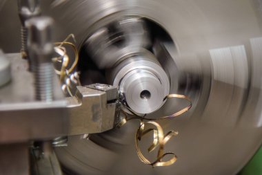 Torna makinesi metal şaft parçalarını kaba kesmiş. Makineyi döndürerek metal işleme süreci.