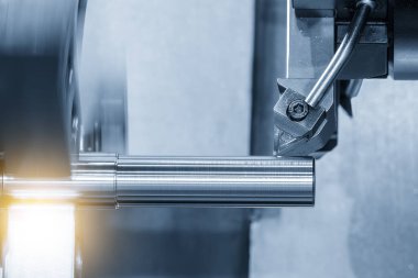 CNC Torna Makinesi, aydınlatma efektiyle açık mavi sahnede metal şaft parçalarını kesiyor. CNC dönüşüm makinesinin yüksek teknolojili metal işlemesi .