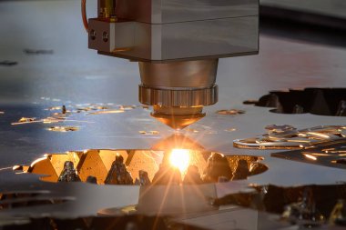 Fiber lazer kesme makinesi parlak ışıkla metal plakayı kesti. Lazer kesme makinesinin yüksek teknoloji metal üretim süreci.. 