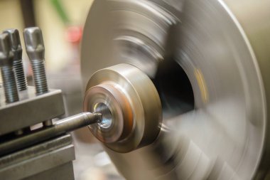 Torna makinesi metal şaft parçalarını kesiyordu. Makineyi döndürerek çalışan yüksek teknolojili metal işleme .