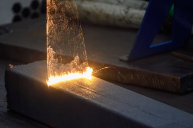 Taşınabilir lazer temizleme makinesiyle pas temizleme işlemini kapat. Pas lazer temizleme makinesiyle borudan siliniyor..
