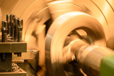 Torna makinesi dökme demir parçaları kesiyor. Makineyi döndürerek metal çalışma süreci.