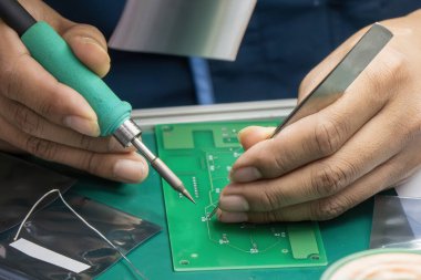 Becerikli bir teknisyenin tamir devresi. Sahneyi kapat. Yetenek operatörünün lehimleme operasyonu.. 