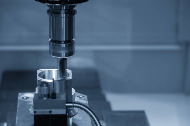 CNC değirmen makinesi Chamfer açık mavi sahnede şamandıra aracıyla alüminyum kısmını kesiyor. Kalıplar, sert top değirmeni ile makine merkeziyle kesme işlemi yapıyor.