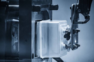 Olay yeri malzemelerini kapatın. Enjeksiyon makinesinden gıda konteynırını robot sistemle kontrol edin. Plastik enjeksiyon küf makinesinden otomatik sistem tarafından yapılan yiyecek kutusu üretim süreci.