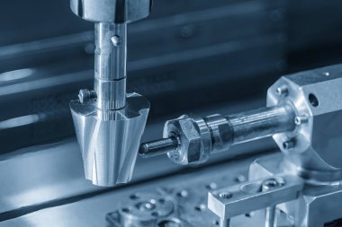 Kapanış sahnesi açık mavi sahnede batan EDM makinesinin çalışması. Küf ve ölüm üretim süreci.