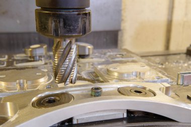 CNC değirmen makinesi alüminyum otomotiv kısmını kaba kesici aletlerle kesiyor. Kalıplar, sert top değirmeni ile makine merkeziyle kesme işlemi yapıyor.