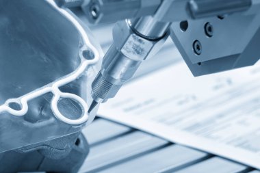 Açık mavi sahnede robotik kolla otomatik yapıştırıcı mühürleme işlemi. Otomatik sistem tarafından üretilen yüksek teknoloji otomotiv parçaları.