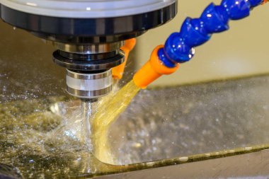 CNC değirmen makinesi, küf parçalarını yağ soğutma metoduyla kesiyor. CNC makine merkezi tarafından üretilen kalıp ve ölüm süreci.