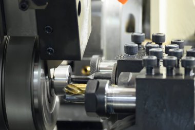 Çok görevli CNC torna makinesi İsviçre tipi metal parçaları deliyor. CNC dönüşüm makinesinin yüksek teknolojili metal işlemesi .