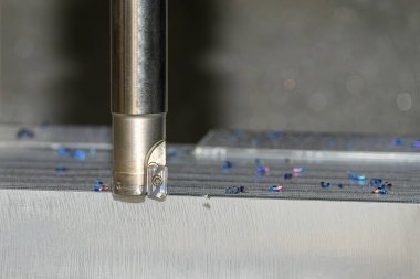 CNC Değirmen Makinesi, enjeksiyon küf parçalarını indekslenebilir araçlarla kesiyor. Kalıplar ve ölüm üretim süreci, son değirmen araçları ile makine merkezi tarafından.