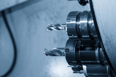 Açık mavi sahnede makine merkezinin alet şarjöründeki delik aleti. CNC değirmen makinesindeki otomatik geçiş ücreti, ATC işletim konsepti.