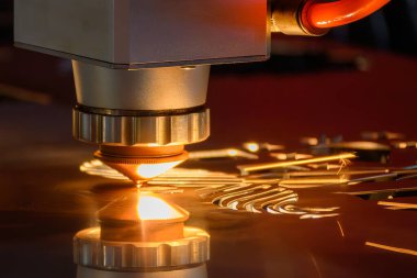 Fiber lazer kesme makinesi parlak ışıkla metal plakayı kesti. Lazer kesme makinesinin yüksek teknoloji metal üretim süreci.. 