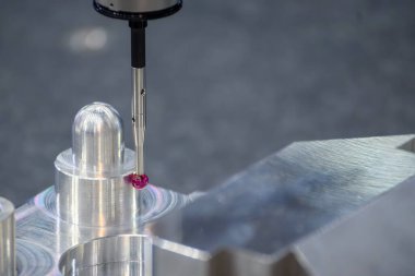 CMM sondası alüminyum otomotiv parçalarını ölçüyor. Koordinat Ölçüm Makinesi ile otomotiv parçalarının kalite denetimi.