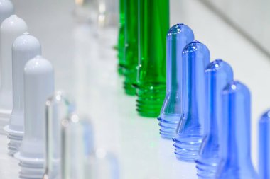PET şişe ürünlerinin önceden biçimlendirilmiş hali yakın çekim sahnesi. Plastik şişe üretim süreci için hammadde.