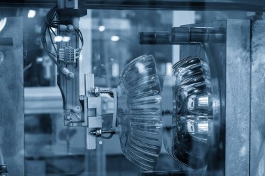 Plastik enjeksiyon küf makinesinden otomatik sistem tarafından üretilen yiyecek kutusu. Robotik sistem tarafından enjeksiyon makinesinden materyal işleme süreci. 