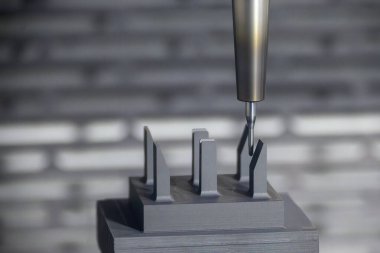 CNC değirmen makinesi grafit elektrot parçalarını kesiyor. CNC makine merkezi tarafından üretilen kalıp ve ölüm süreci.