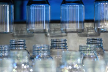 Dikey darbe kalıbı makinesiyle plastik şişe üretim işlemi. Plastik şişe üfleme makinesi operasyonu..