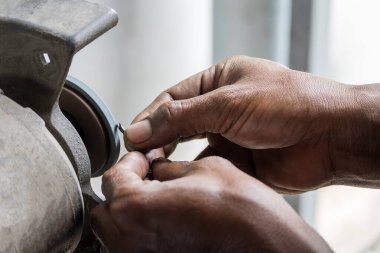 Sondaj aracı elle çalıştırılarak işlemi yeniden öğütüyor. Makine operatörü aracı yeniden öğütme. 