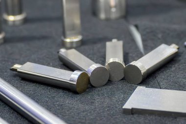 Kapanış sahnesinde basın ölür ve küf kalıpları yerleştirilir. Fırlatma iğnesi üretimi konsepti.