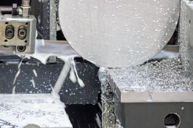 Bant, metal şaft parçalarını soğutucu metoduyla kesen bir makine gördü. Endüstriyel amaç için makine aracı.